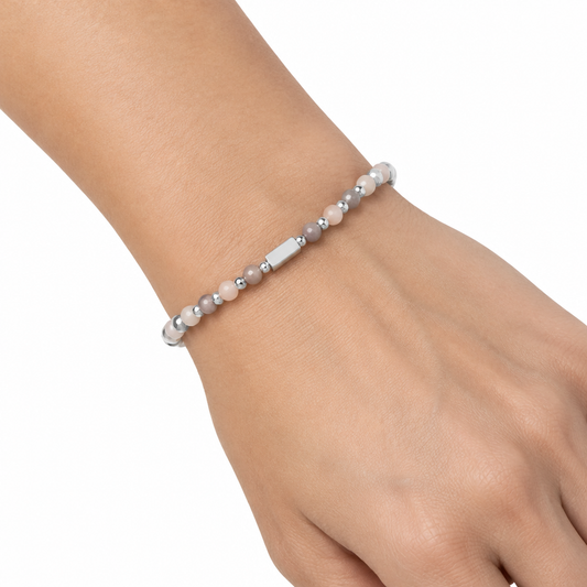 Bialo-rozowo-szara bransoletka na nadgarstku modelki, biale tlo