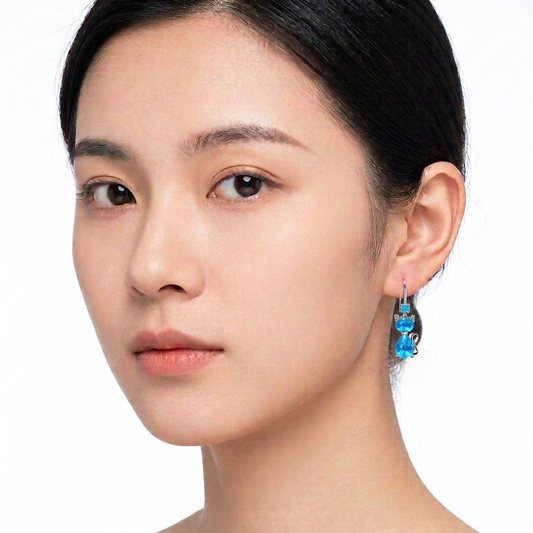 Modelka z małym niebieskim kolczykiem kotkiem na białym tle